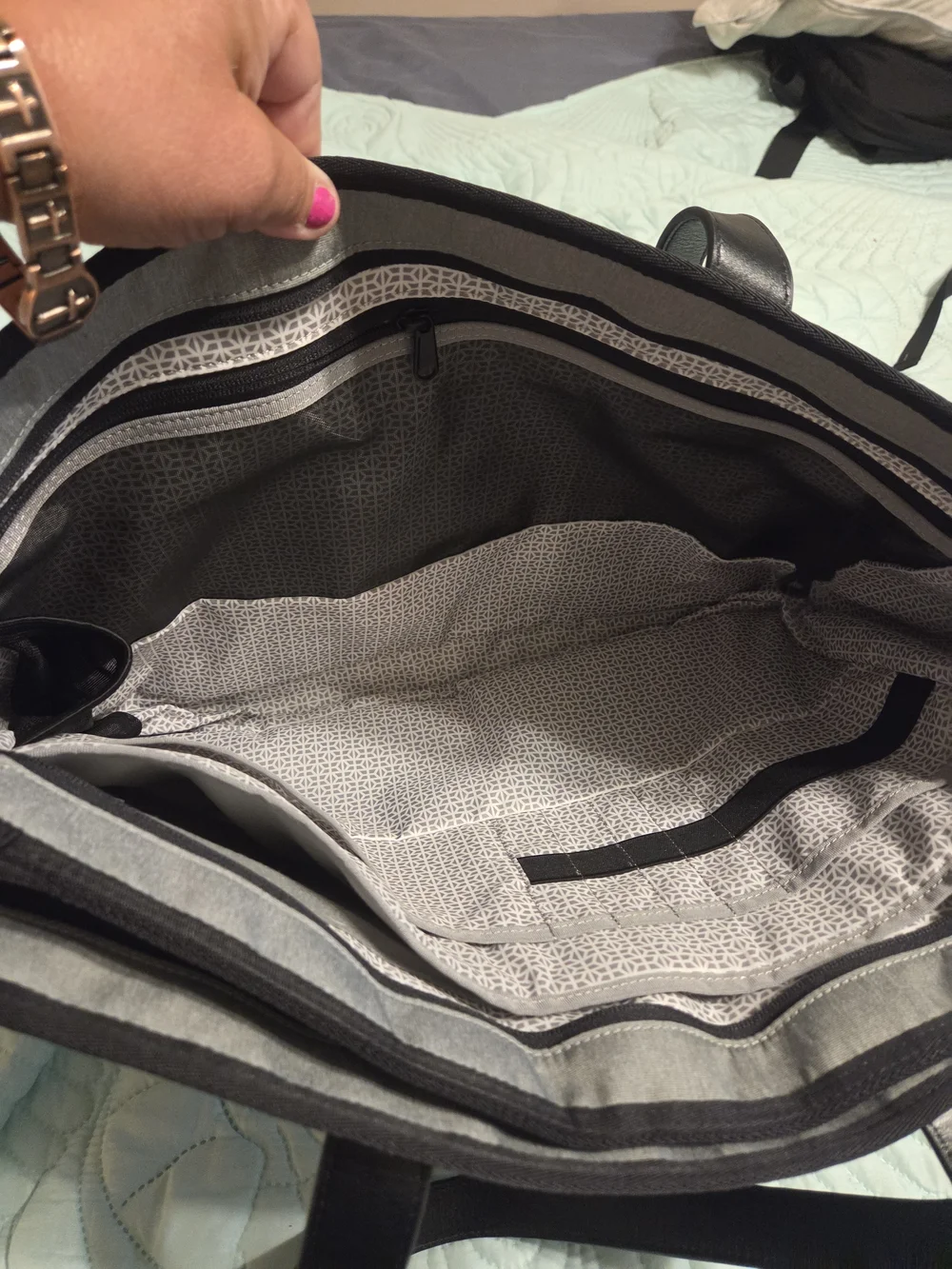 New Knack Series 2 Horizontal Expandable Laptop Bag. Alloy Grey
